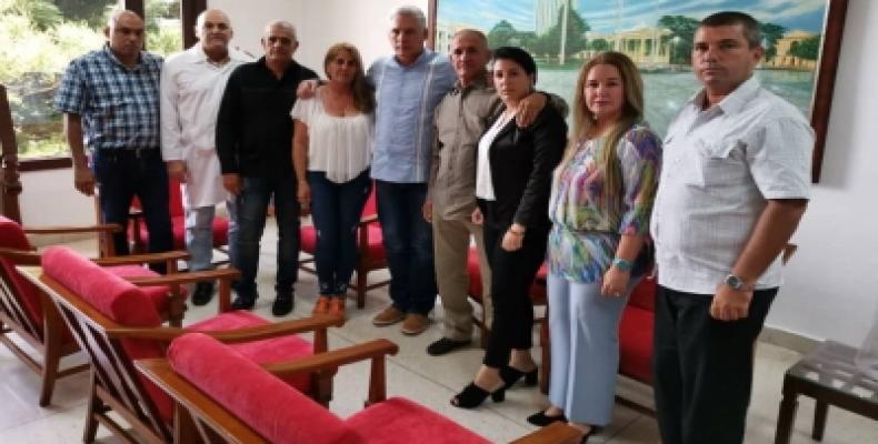 Foto del encuentro anterior de Canel con los familiares del doctor Landy Rodríguez tomada el 31 de julio de 2019.