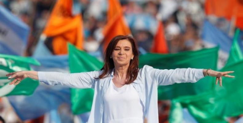 Cristina Fernández saludando a sus partidarios