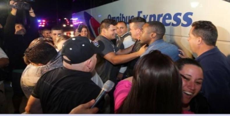 Migrantes cubanos procedentes de Costa Rica a su llegada a Miami. Foto: El Nuevo Herald