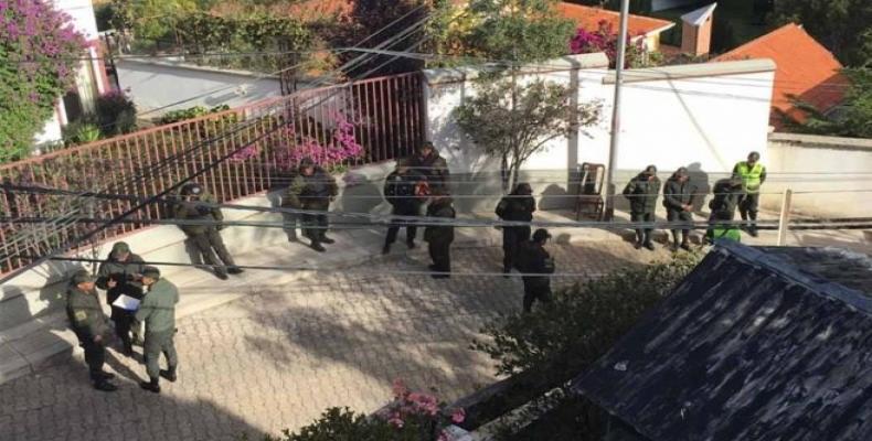 Bolivian security forces outside Mexico's official diplomatic facilities in La Paz, December 26.  (Photo: Twitter/ @_dblancog)