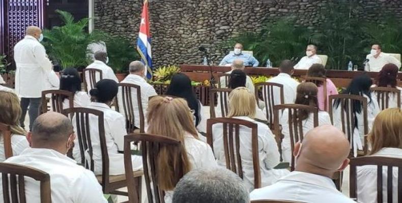 Cuban President Miguel Diaz-Canel meets with health collaborators, members of the Henry Reeve Brigade. Photo: @PresidenciaaCuba