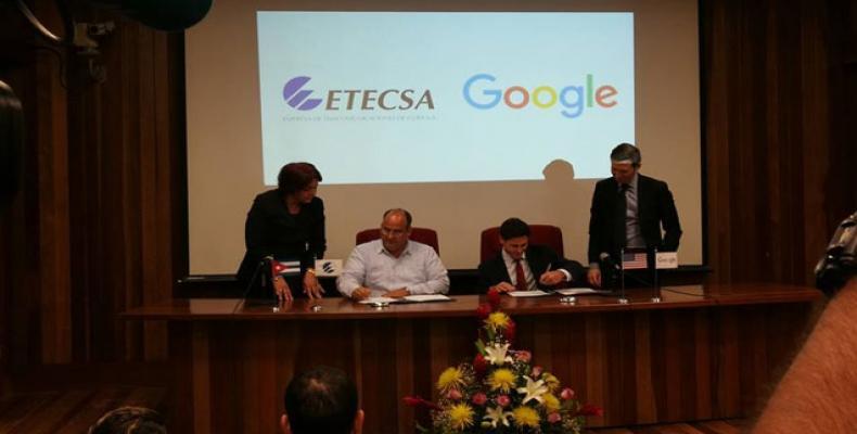 El documento fue suscrito por el vicepresidente de inversiones de Etecsa, Luis Adolfo Iglesias, y  el jefe de Google Cuba, Brett Perlmutter. Foto: Facebook