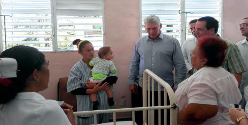 Díaz-Canel durante una visita en febrero de 2019, a hospital pediátrico de la oriental provincia de Las Tunas. Foto:Twitter de Leticia Martínez