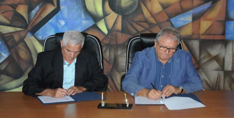 Vélez (I) rubrica el acuerdo con Fraccari (D), en La Habana. FotosPL: Miguel Guzman Ruiz