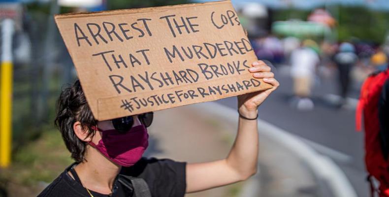 &quot;Arresten al policia que asesinó a Rayshard Broocks, #JusticeForRayshard. Imagen/Republica.com