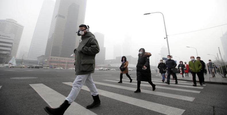 Regiones de China están hasta el próximo miércoles bajo alerta naranja por fuerte smog contaminado.Foto:Reuters.