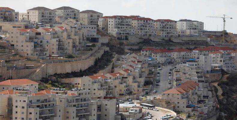 Cranes work on new constructions in the Israeli settlement of Ramot, a neighborhood of the occupied East Jerusalem al-Quds, December 14, 2017.  Photo: AFP