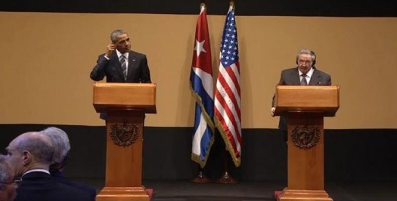 Barack Obama (I) y Raúl Castro (D) en el Palacio de la Revolución, en La Habana. Foto: AP
