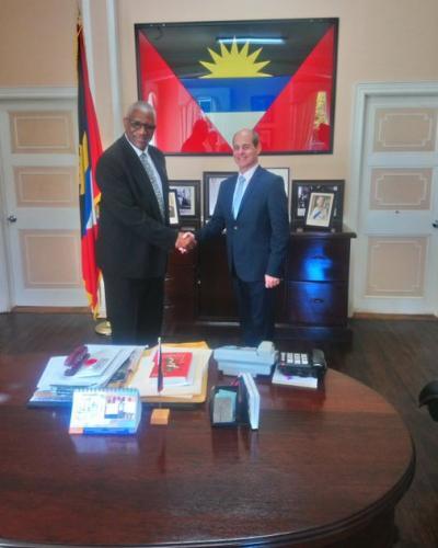 El gobernador de Antigua y Barbuda recibió a viceministro cubano de Relaciones Exteriores.Foto:@RogelioSierraD