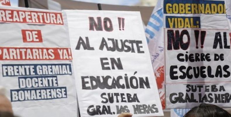 Protesters support Buenos Aires unions and a raise of 24 percent for teachers.   Photo: Suteba