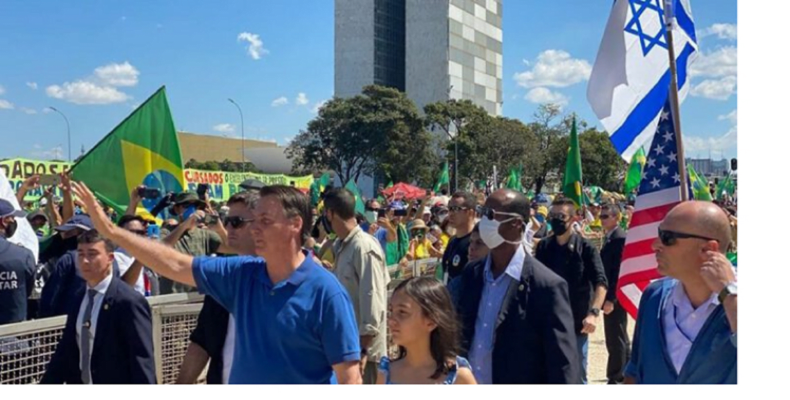 El presidente brasileño, Jair Bolsonaro, salió este domingo otra vez a las calles de Brasil. Foto: PL.