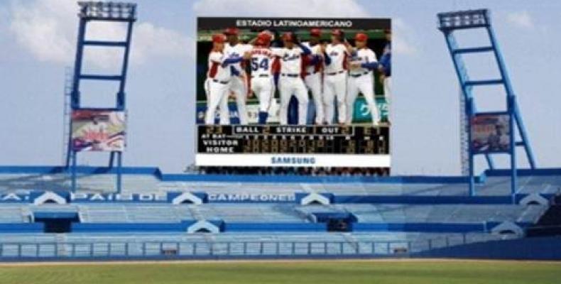 Pantalla Samsung que estrenará el principal estadio de béisbol de Cuba. Foto: autor