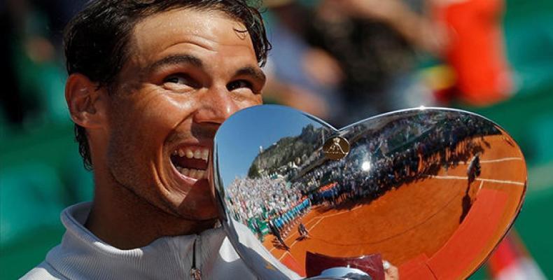 Rafa Nadal con trofeo de Montecarlo-2018. Foto:EFE