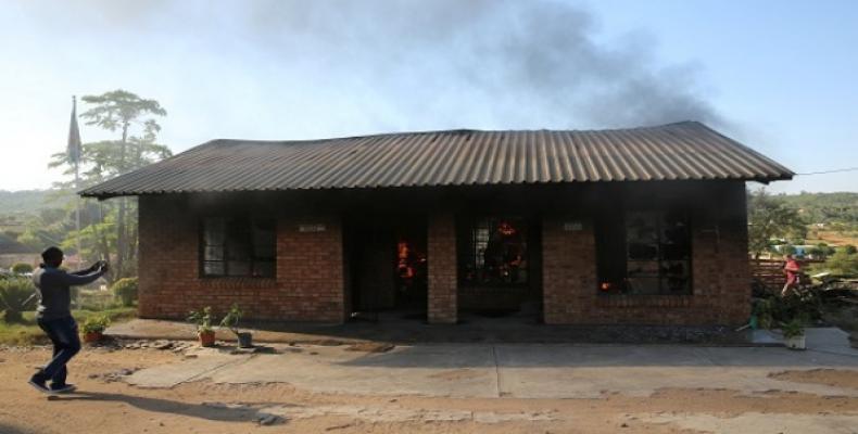 Escuela incendiada en comunidad sudafricana