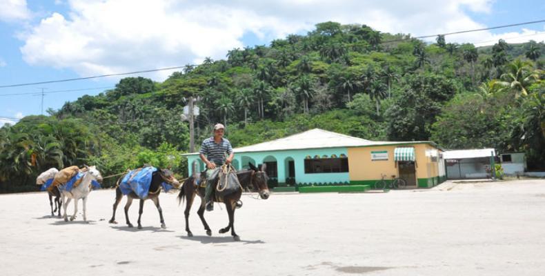 El Estado y Gobierno cubanos satisfacen las necesidades de los pobladores de las montañas. Foto: Internet