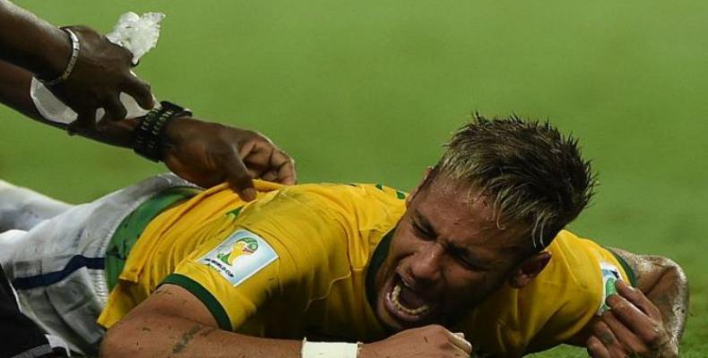 Neymar cuando sufrió una lesión en el pasado mundial. Foto:archivo