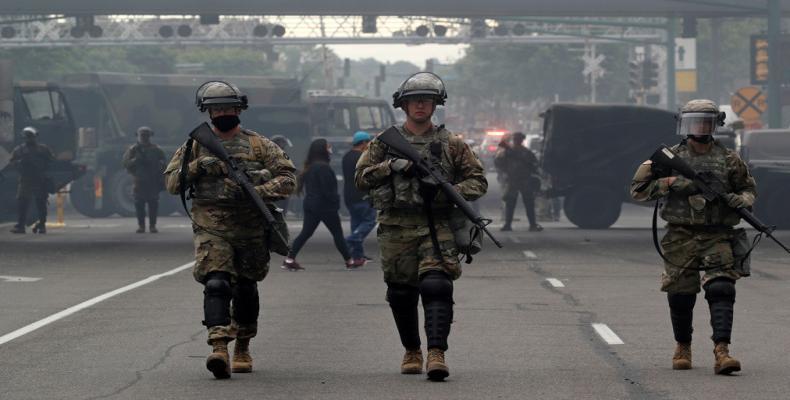 Miembros de la Guardia Nacional vigilan una calle en Mineápolis, Minesota, 29 de mayo de 2020.Carlos Barria / Reuters