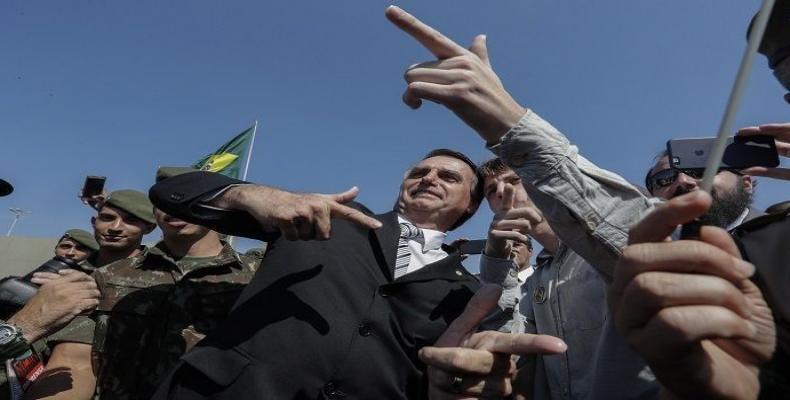 Jair Bolsonaro suele hacer gestos de poseer un arma y disparar en eventos públicos. | FOTO: EFE