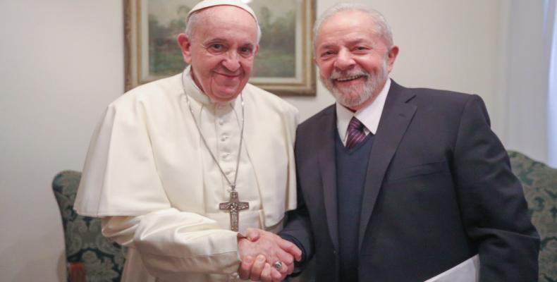 Encuentro entre el expresidente de Brasil Lula da Silva y el Papa Francisco en Roma. Foto / CNN