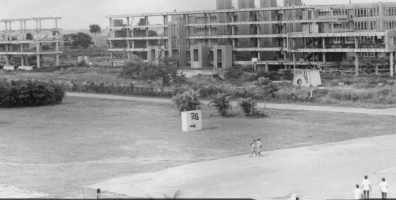 La universidad en sus primeros tiempos. Foto tomada de la página de la institución.