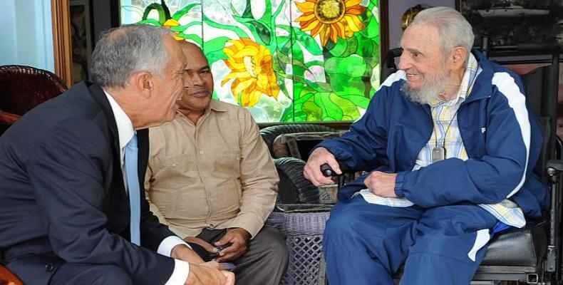 Fidel Castro conversa con el presidente portugués.  Foto:  Estudios Revolución