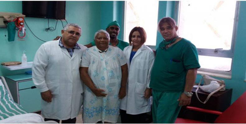 La paciente, Rebeca Pérez Ferral, junto al equipo que la trata. Foto/ ACN