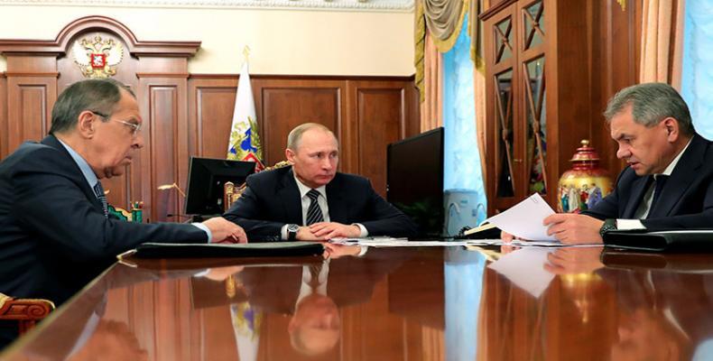 El presidente de Rusia, Vladímir Putin, en una reunión con su ministro de Defensa, Serguéi Shoigú, y el ministro de Exteriores, Serguéi Lavrov, en Moscú, diciem