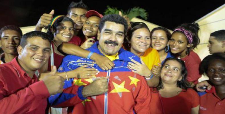 Jóvenes venezolanos apoyan a la Revolución Bolivariana