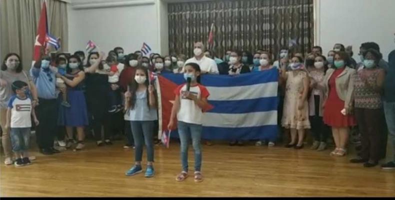 Funcionarios de Cuba en China saludaron este viernes el Día Internacional de Trabajo. Foto: Prensa Latina.