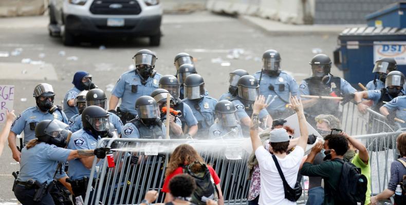 Manifestantes protestan por la muerte de George Floyd a manos de la Policía, en Mineápolis, EE.UU., el 27 de mayo de 2020.Eric Miller / Reuters