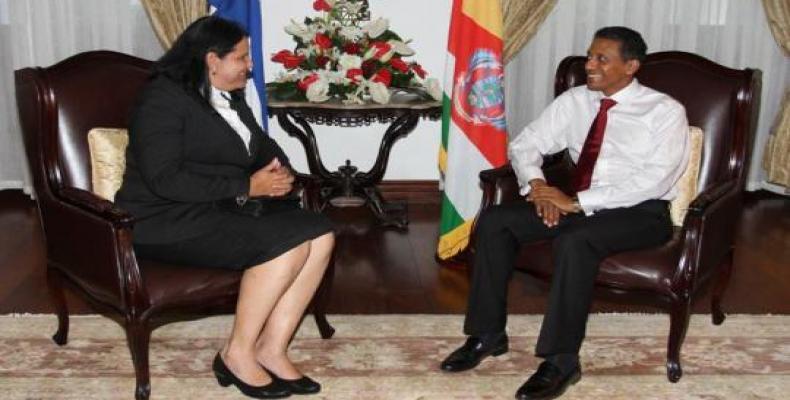 Mercedes López Acea dialogó en Victoria con el presidente seychellense, Danny Faure. Foto tomada de Cubaminrex