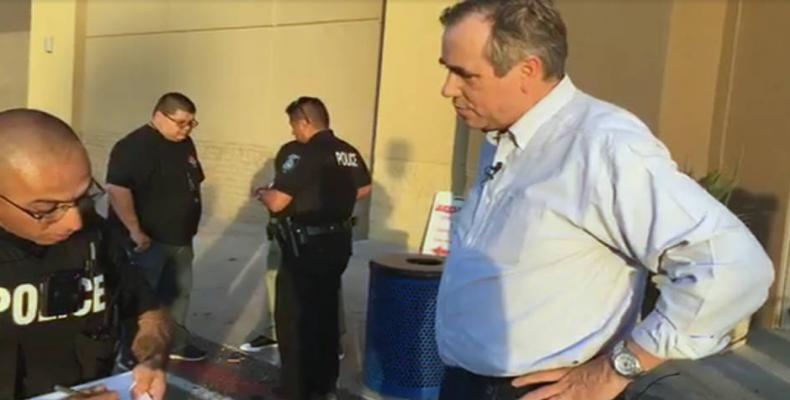 Senator Jeff Merkley tries to enter detention center in Texas.  Photo: AP