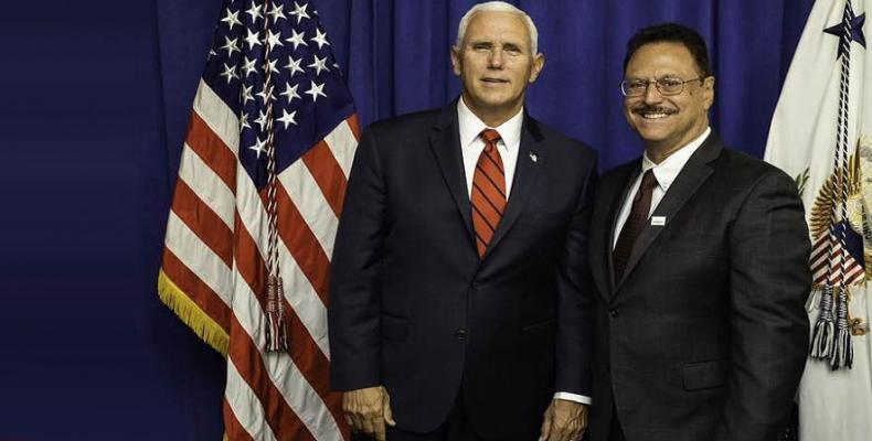 Mario Bramnick junto con el Vicepresidente Mike Pence en inauguración de “Latinos for Trump”. Julio/2019 Centro Latinoamericano de Investigacion Periodistica