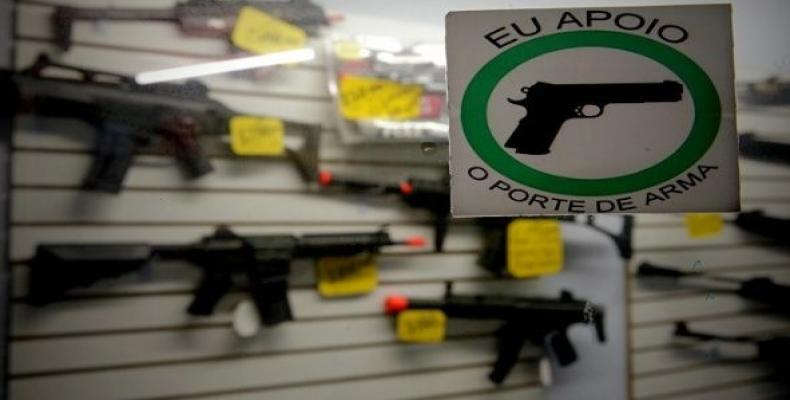 Sign reading &quot;I support gun carrying&quot; in a store in Sao Paulo, Brazil.  Photo: EFE