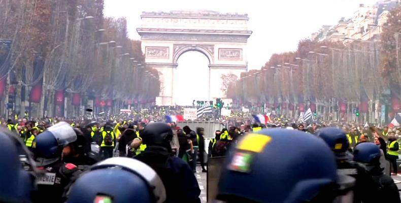 French police clash with protesters in Paris as unrest over fuel prices grows.  Photo: Democracy Now