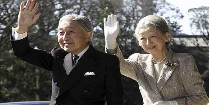 Emperador Akihito y su esposa