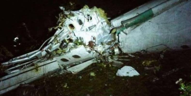 El avión se accidentó en una zona montañosa de difícil acceso en El Cerro Gordo, en el departamento de Antioquia, lo que dificulta las tareas de rescate.