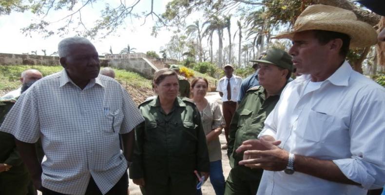 Esteban Lazo (I) durante su recorrido por Yaguajay. Foto: periódico Escambray