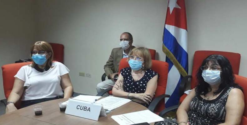 Los biotecnólogos cubanos laboran en la búsqueda de un medicamento específico contra el nuevo coronavirus. Foto: PL