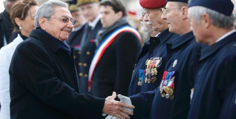 O presidente cubano foi recebido com uma cerimônia no Arco do Triunfo