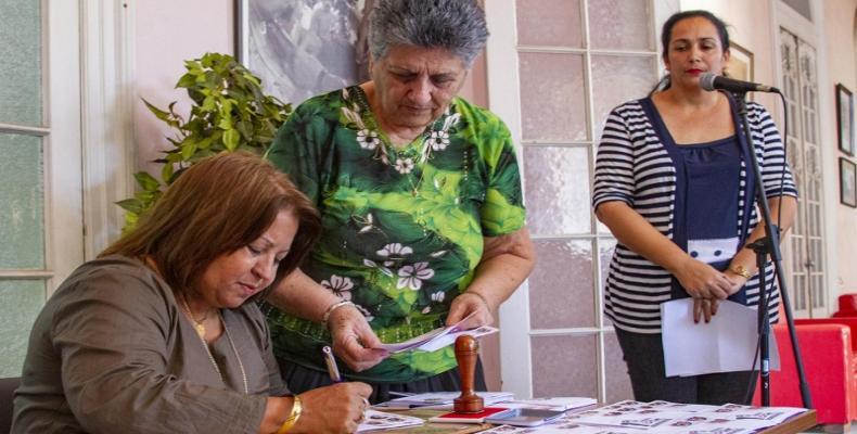 Amarelle resaltó la importancia de estos sellos porque contribuyen a perpetuar en la memoria histórica de la nación el protagonismo de la mujer. Fotos: periódic