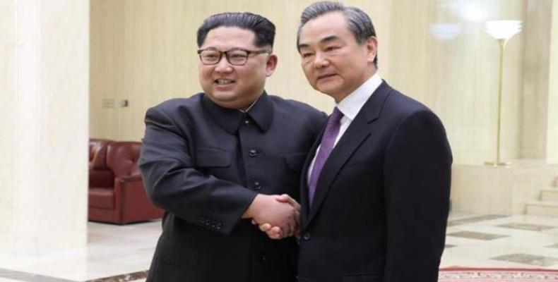 Kim Jong-un con el canciller chino Wang Yi