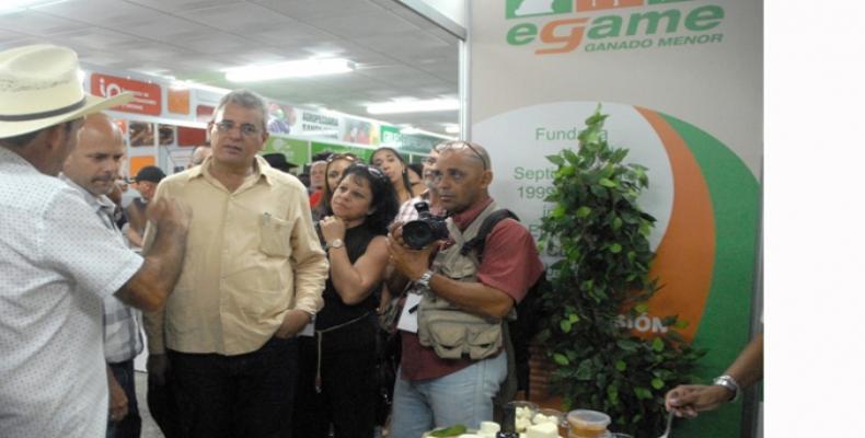 Le ministre de l'Agriculture, Gustavo Rodriguez, visite les stands de la Foire. Photo ACN