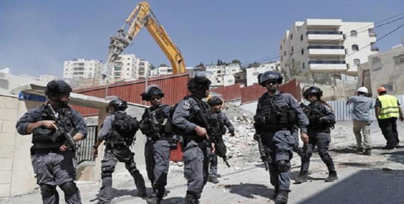 Israeli policemen keep watch the demolition of a Palestinian home in East Jerusalem on September 13, 2017.  Photo: AFP