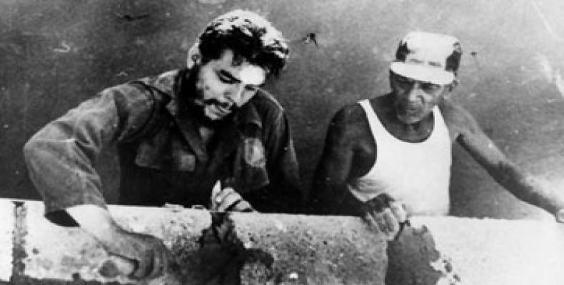 El Che Guevara fue ejemplo de trabajador consagrado. Foto: Archivo 