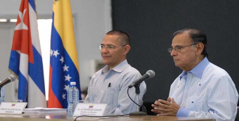 Ernesto Villegas y Alí Rodríguez Araque en Casa de las Américas.  Foto:  Diario Granma 