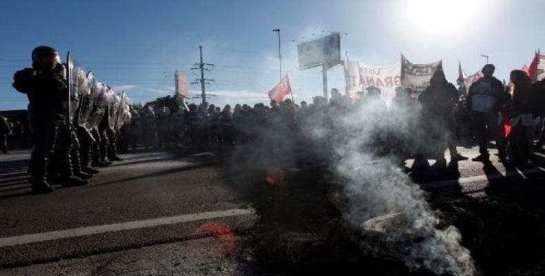 Gendarmes reprimen a huelguistas argentinos