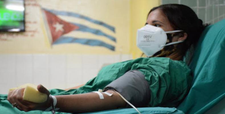 Primera paciente recuperada en el hospital holguinero Fermín Valdés Domínguez, dona sangre al programa de plasmoféresis. Foto: Archivo del Periódico Ahora