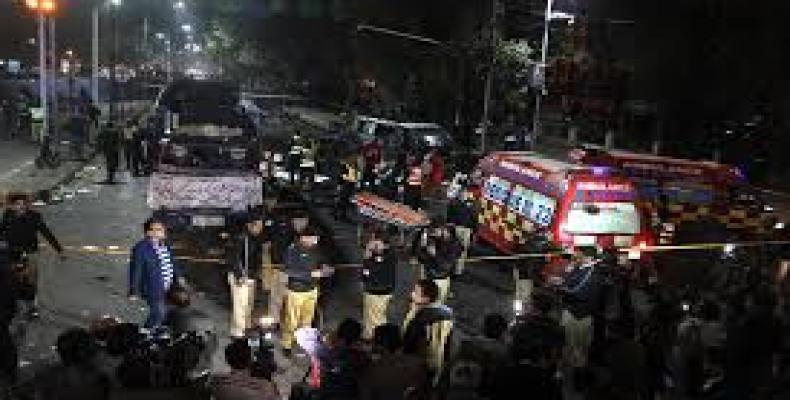 La policía y los trabajadores de rescate paquistaní trabajan en el lugar de una explosión