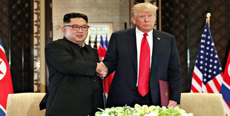 El presidente de EE.UU., Donald Trump, y el líder norcoreano, Kim Jong-un, se estrechan la mano en Singapur, el 12 de junio de 2018. Jonathan Ernst / Reuters